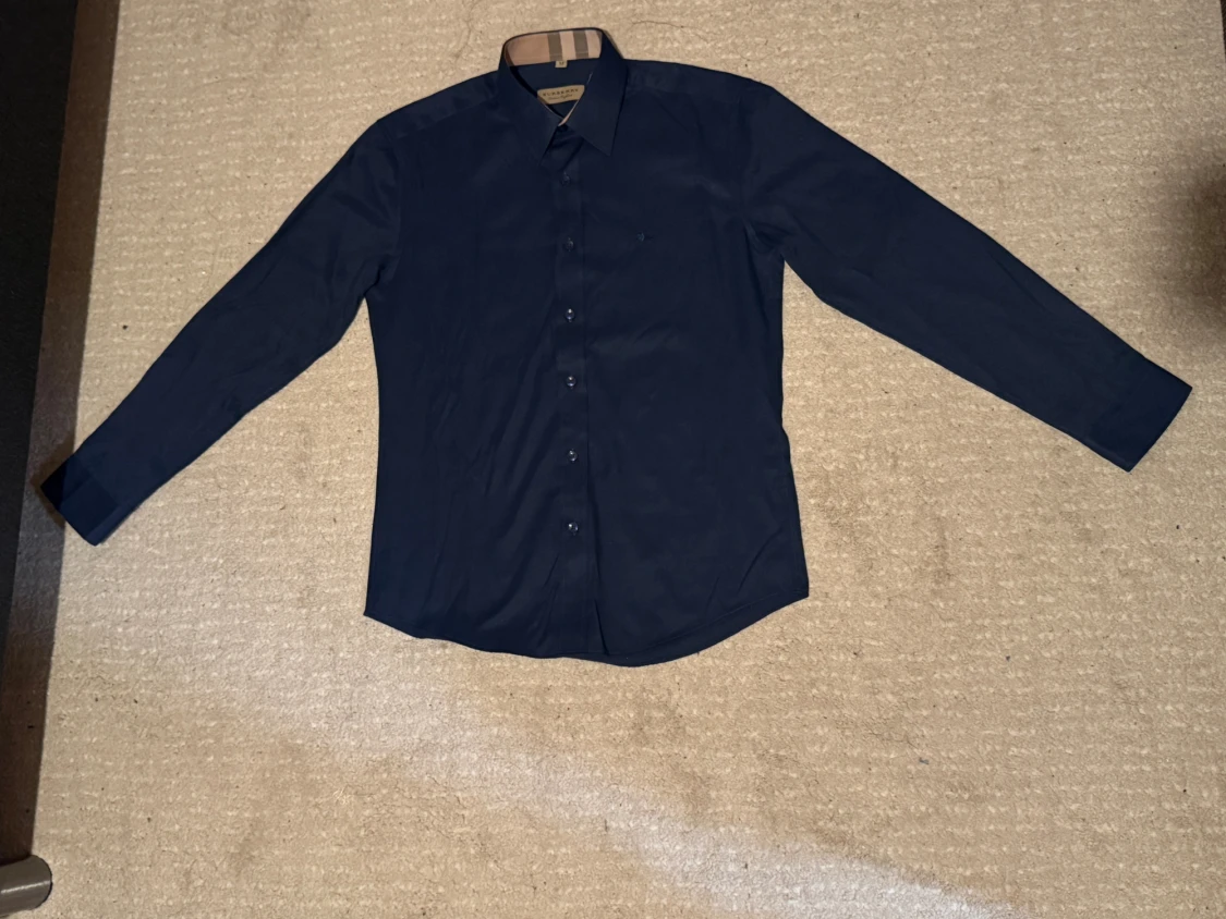 Mörkblå Burberry skjorta med rutig detalj