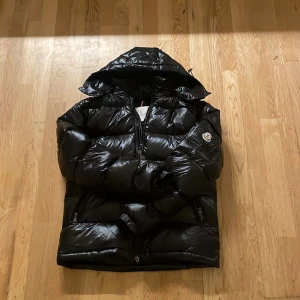 Moncler Maya  - Letar du efter den perfekta vinterjackan för ett rimligt pris? Då har du hittat rätt. Säljer nu min moncler Maya då den inte passar. Storlek 2. Vilket som motsvarar M, den är lite liten i storleken och sitter som S/M. Jackan är aldrig använd 