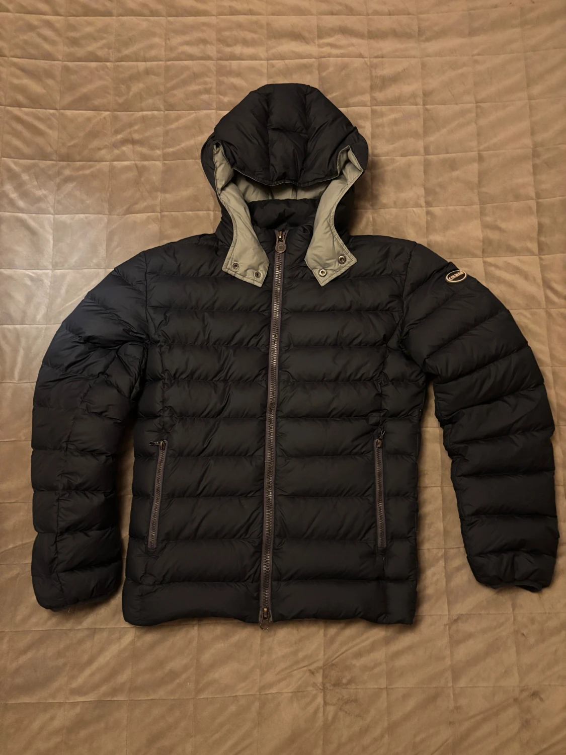 Mörkblå dunjacka från Colmar