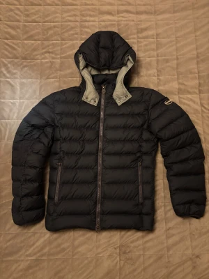 Mörkblå dunjacka från Colmar - Mörkblå colmar jacka i fint skick st M den är liten i storlek 