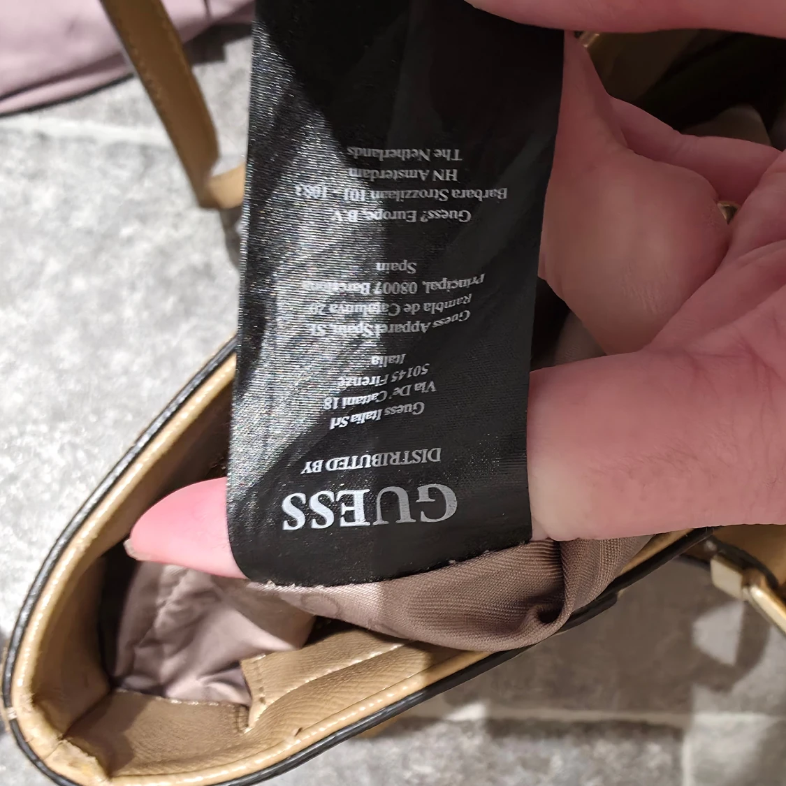 Beige axelväska från Guess - 3