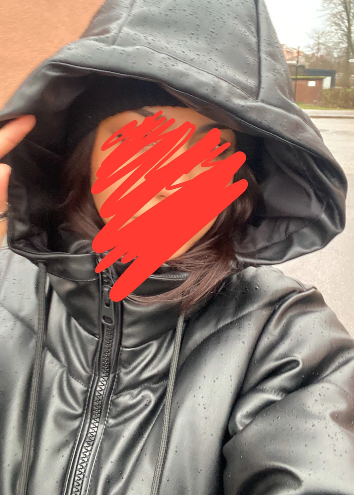 Svart pufferjacka i skinnimitation - 1