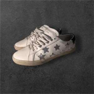 Saint Laurent Paris SL/06 sneakers - SLP sneakers med silver stjärnor Nästan helt nya Storlek 44 men dom sitter större Låda och alla tillbehör finns