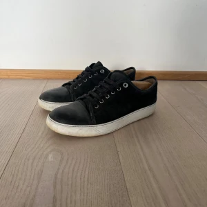 Lanvin skor - Säljer nu dessa lanvins i storlek 42 men passar 43| Skick 8/10 innersulan är lite förstörd samt två hål på på sulan| inget og medföljer skriv vid funderingar|OBS PRIS GÅR ATT DISKUTERAS|