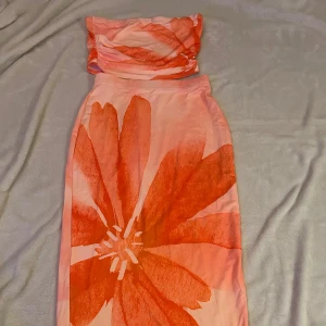 Orange set  - Säljer ett superfint set som består av en topp och en lång, tajt kjol, sitter jättefint på, den är i färgen orange med fina detaljer, storlek som passar både XS/S, från Shein.🩷