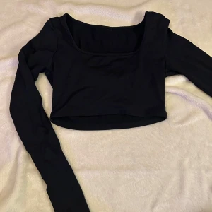 Svart långärmad topp  - Säljer en svart långärmad ribbad topp från NA-KD i storlek S/XS. Toppen har ett skönt material och sitter jättefint på.🩷
