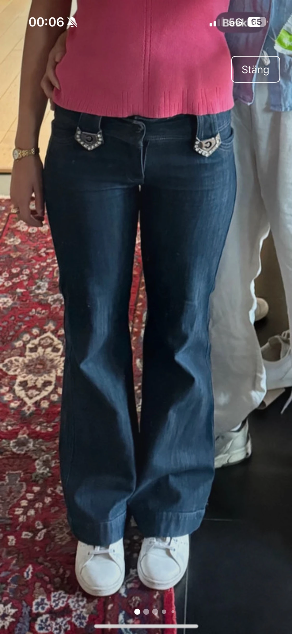 Mörkblå bootcut jeans med strassdetaljer