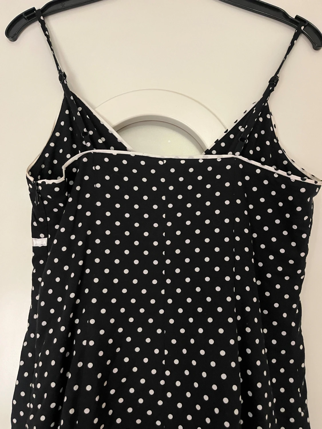 Svart prickig klänning med rosett - 2