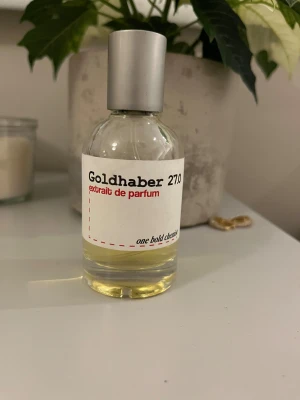 Goldhaber 27.0 Extrait de Parfum - Goldhaber 27.0 extrait de parfum från one bold chemist. En stilren flaska med modern design, perfekt för dig som vill sticka ut. Volym och ingredienser framgår ej på bilderna.