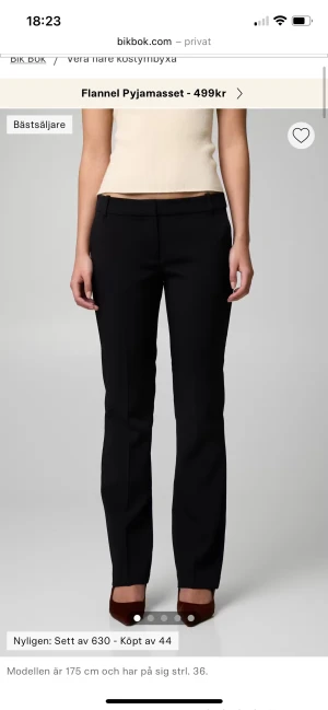 Svarta kostymbyxor från Bik Bok - Snygga svarta kostymbyxor från Bik Bok som är low weist