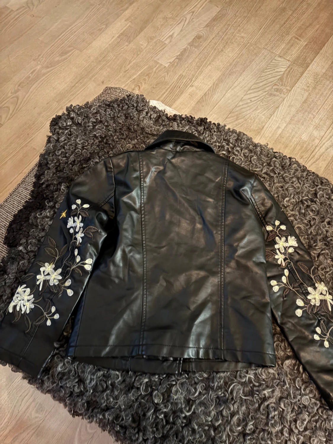 Svart ”skinnjacka” med broderade blommor - 1