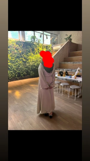 Champagnefärgad/grön satinklänning med bälte - Säljer en elegant långklänning i champagnefärg/grön satin-design och knytband i midjan. Klänningen har långa ärmar och ett mjukt, glansigt material som ger en lyxig känsla. Perfekt för dig som gillar stilrena och klassiska plagg med en modern twist. köpt för 1059 säljer för 550. (passar även för dig som bär M)