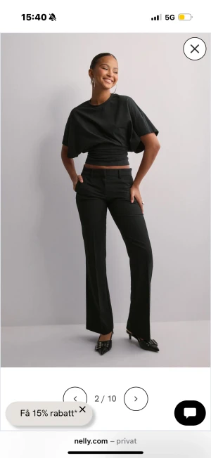 Svarta kostymbyxor - Säljer ett par helt nya kostymbyxor från Nelly i storlek 36. Aldrig använt och har för mig att prislappen sitter kvar. Säljer då storleken inte passade mig. Skriv privat vid frågor😀