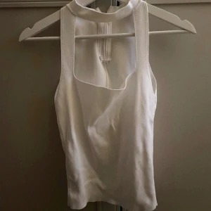 Topp - Säljer den här toppen som knappt är använd💕 den säljs inte längre på Zara och är i jätte bra skick