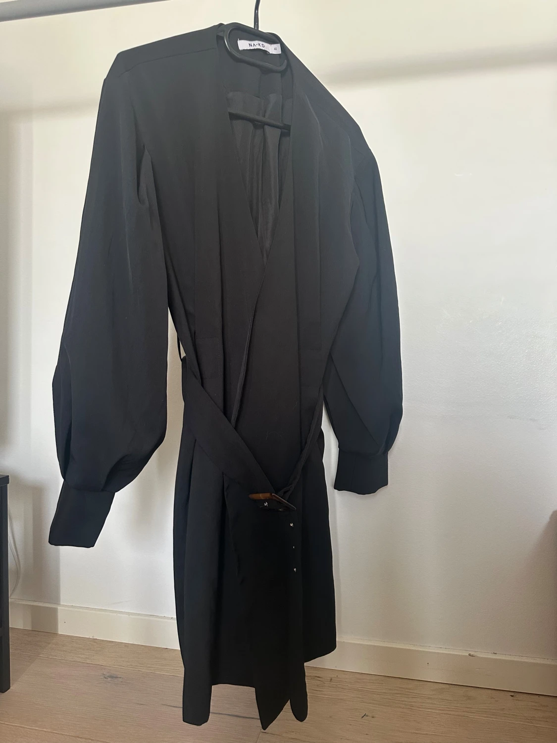 Svart omlottklänning från NA-KD - 1