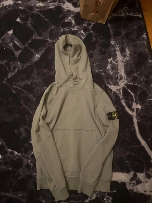 Grön hoodie från Stone Island - Säljer min Stone Island Hoodie använder ej helt ny knappt använd kan va någon liten putte liten fläck som inte ens syns finns i borås kan oxå byta om de ska va så XD