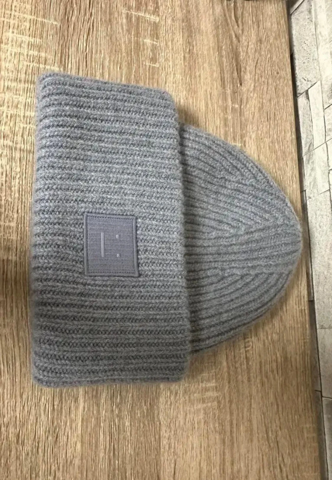 Grå ribbad mössa från Acne Studios