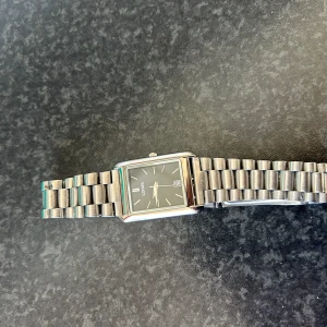 Lorus klocka  - Jätte fin klocka som passar med allt och elegant, säljer för 600kr helt ny. Fått som present och kommer inte till någon användning.