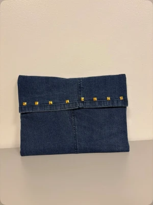 Datorfodral 💙 - Marinblått datorfodral av återvunna jeans med filt och silke inuti, guldiga nitar och magnetisk knapp!💙 Fodralet är ca 37x27 cm🌟
