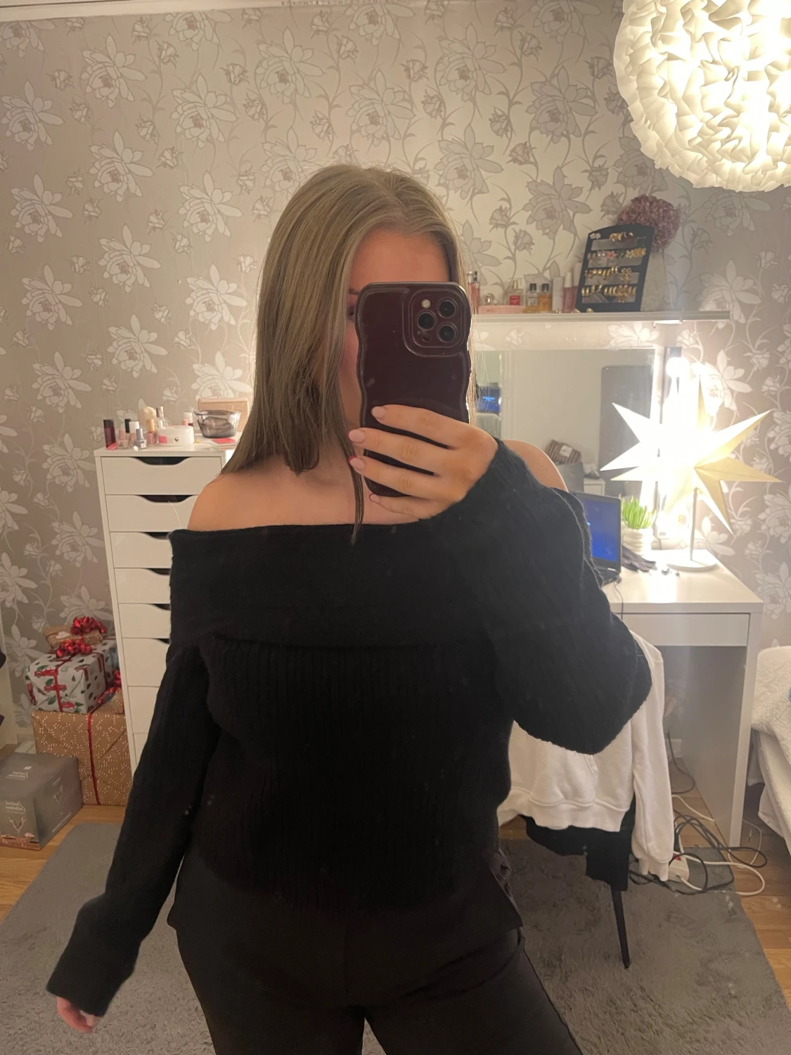 Off-shoulder stickad tröja  - 1