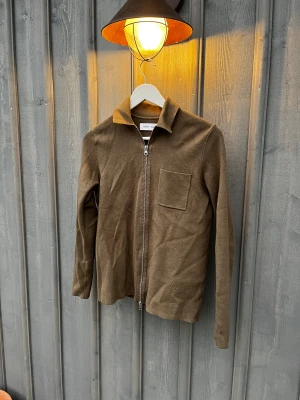Mörkgrön overshirt/tröja från Samsoe Samsoe - Mörkgrön overshirt/tröja från Samsoe Samsoe. Ser brun ut på bilden men är mörkgrön. Strl: XS. Mycket bra skick. 