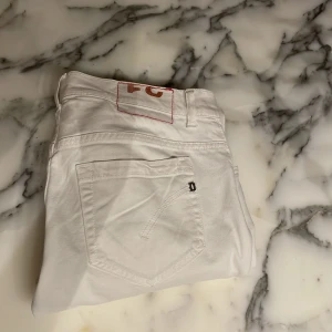 Dondup (vita) - Säljer ett par vita jeans från Dondup med klassisk femficksdesign. Skick 10/10, frkatar samma dag, extremt sköna, dondup george skinny fit, modell 177cm, 60kg,mått längd: 101/102 cm, midja: 39 skriv vid funderingar eller intresse!🙌🏻