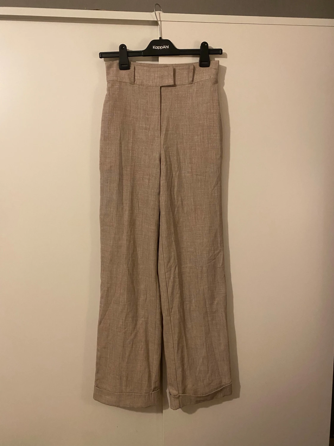 Beige linnebyxor från NA-KD, storlek 34