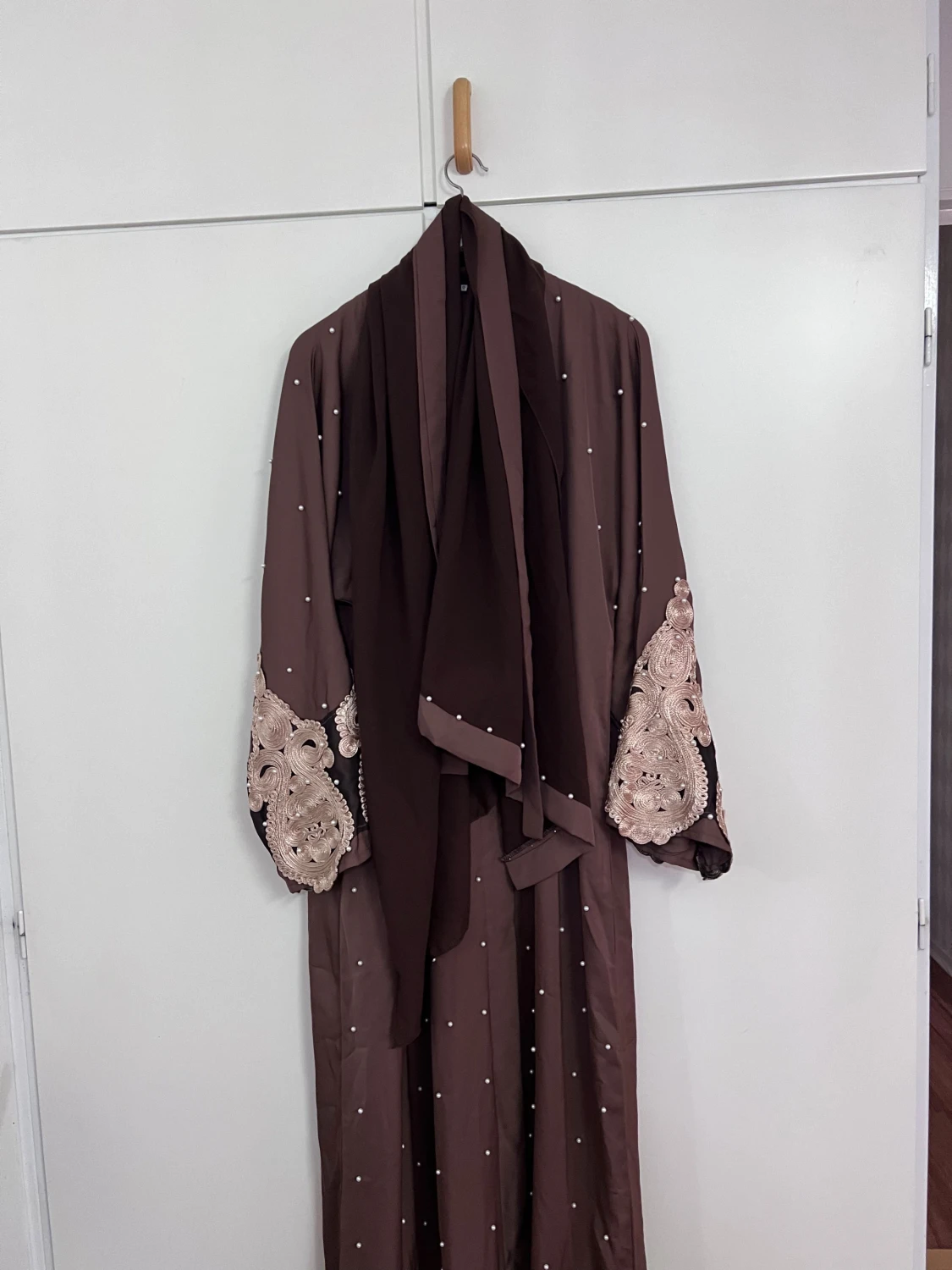 Brun långklänning med pärlor och spets