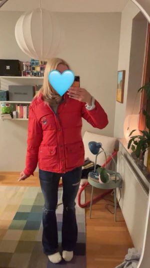 Röd pufferjacka från Fjällräven - Säljer en röd pufferjacka från Fjällräven som har kommit lite till användning ❤️