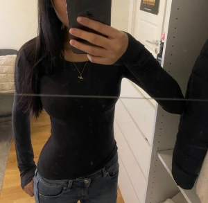 Svart långärmad slim topp - Snygg svart långärmad topp med rund hals och tight passform från Ginas Soft Touch kollektion. Mörk grå 💕Skriv om du har frågor, kolla min profil för annat fint