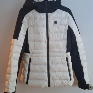 Skidjacka  - Snygg skidjacka från 8858 Altitude. Inte använd så mycket, men finns svaga fläckar på baksidan (se bild 2&3). Jackan har sidfickor samt 2 innerfickor💞