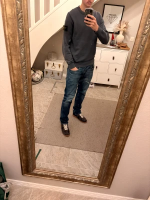 Stone Island sweatshirt  - Stone Island sweatshirt i marinblå färg. Är riktig och clg funkar. Finns några få tecken på användning, men inget som syns vid användning. Skriv för frågor👌NYPRIS: 3000kr ❌ Mitt pris: 849 kr✅