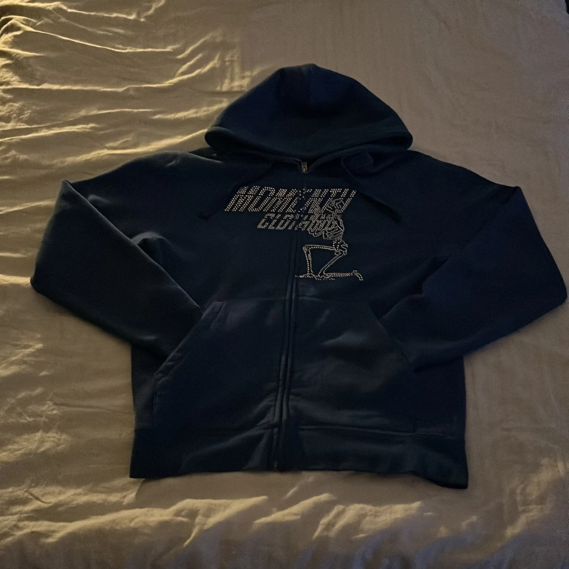 Blå hoodie från Russell med tryck