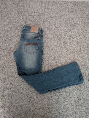 Nudie jeans - Sjukt feta unika nudie jeans med en snygg tvätt. Jag är osäker på modellen eftersom modellen är gammal och inte säljs längre men jeansen sitter slim med raka ben och lite bootcut längst ner. Dom är i mycket bra skick. Hör av er vid frågor eller funderingar.