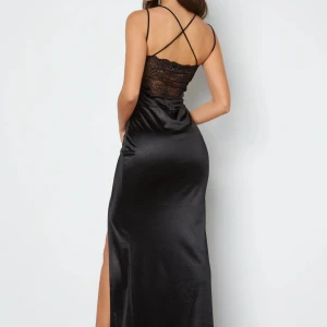 Långklänning - Helt ny svart lång klänning. Strl M, Endast testad, kommer i ordinarie förpackning (slutsåld överallt), skriv för frågor eller föreslå bud (nypris 1199kr)🩷🩷