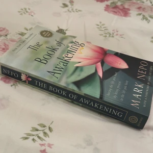 The Book of Awakening - En inspirerande bok fylld med dagliga reflektioner för hela året (alltså en dag för varje dag på kalendern) och tankar om att leva mer närvarande och hitta mening i vardagen. Perfekt för dig som vill boosta din självkänsla och hitta lugn i en stressig värld. Köp som julklapp 🎅🏻 till dig själv eller en som skulle behöva läsa denna! 🥰Har endast ett fåtal överstryck på ett ganska fåtal sidor. 