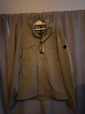 J.lindeberg field jacka - Hej, säljer nu denna snygga j.linderberg field jackan i storlek XL som är grym nu till vintern, skicket är 9/10! Hör av er vid frågor