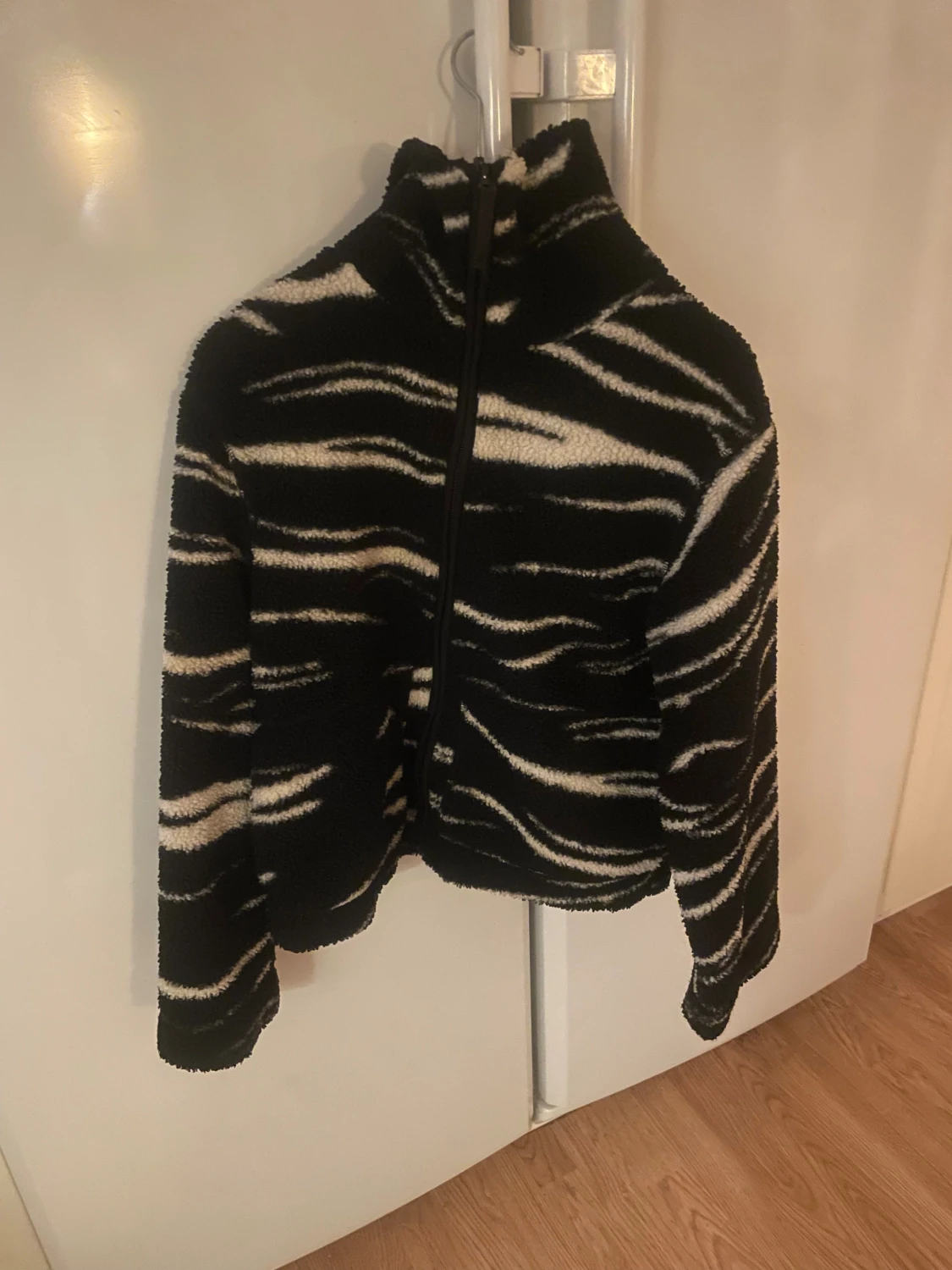 Svart teddyjacka med zebramönster