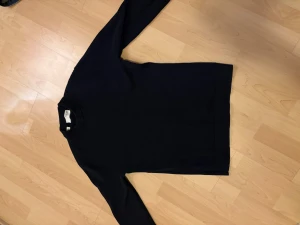 Mörkblå stickad tröja Selected Homme - En stilren mörkblå stickad tröja från Selected Homme. Tröjan har rund halsringning, ribbade muddar och är långärmad. Perfekt för lager-på-lager och passar till både jeans och chinos. Använd max 10 gånger 