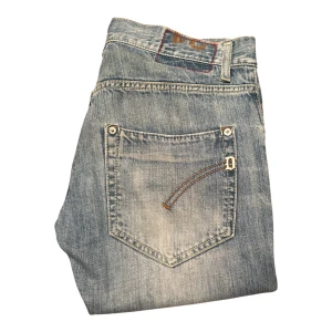 Dondup Jeans - Ett par Dondup jeans i storlek W31. Jeansen är i 8/10 skick i helhet men med en liten reva längst ner (bild 5) därför lite billigare pris. Slitningar är från fabrik! Dom är blå/ljusblå. slim fit. Skriv om det är något du undrar eller om du vill ha flera bilder!                                                        Fraktar så fort jag kan men alltid inom 24H