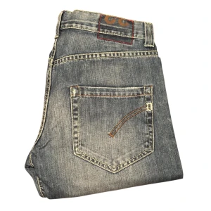 Dondup Jeans - Ett par riktigt feta Dondup jeans i storlek W33. Jeansen är i 8.5/10 skick utan några skador. Slitningar är från fabrik! Dom är blå färgade. straight/slim men mer straight. Skriv om det är något du undrar eller om du vill ha flera bilder!                                                        Fraktar så fort jag kan men alltid inom 24H