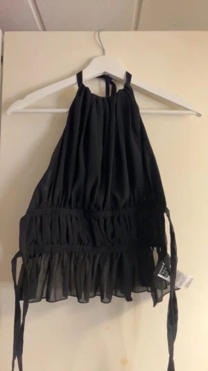 Blus shein - Säljen jätte fin populär blus från shein. Säljer den pga den är för liten för mig. Super nice till fester eller ba ha det som vardags i sommaren eller utomlands. 
