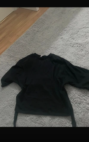 blus - säljer denna fina tröja ifrån nelly i storlek xs! den är öppen i ryggen med ett snöre så man kan knyta en rosett❤️lappen är borta men de är xs