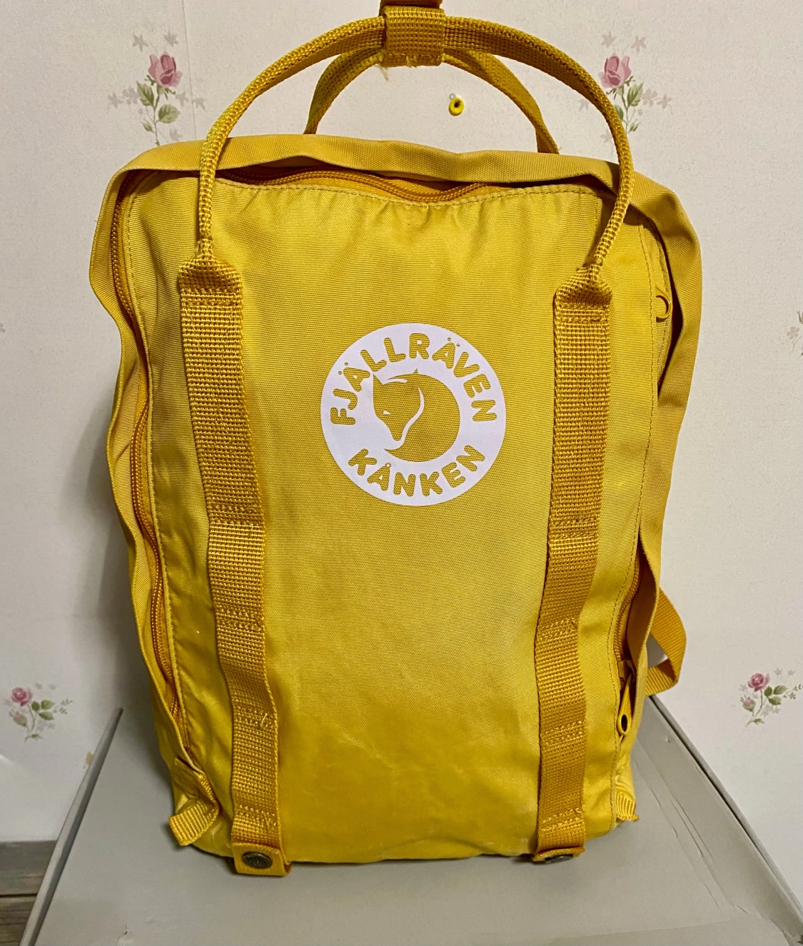 Gul Fjällräven Kånken ryggsäck