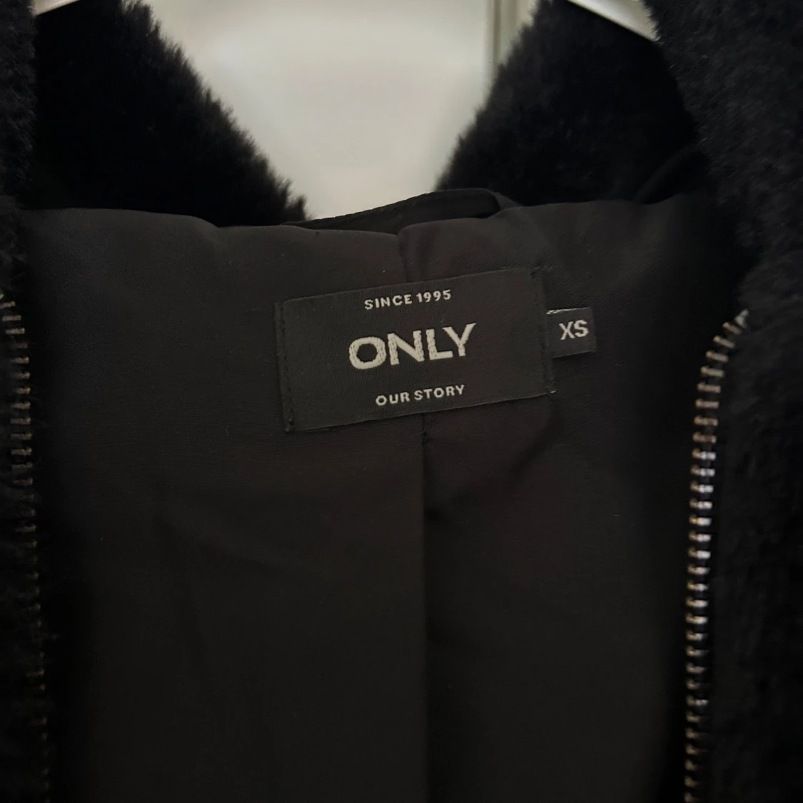 Svart pälsjacka från ONLY med huva - 4