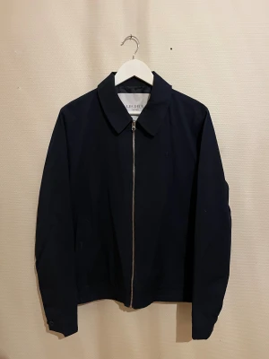 Ny Les Deux jacka mörkblå  - Säljer denna sjukt snygga jacka från Les Deux⭐️ Färgen är mörkblå och storleken är S✅ Den har inga defekter och skicket är utomordentligt🙌🤝 Sjukt najs passform och passar perfekt till hösten🍁🙌 Tveka inte på att höra av er dig vid minsta fråga eller fundering😊