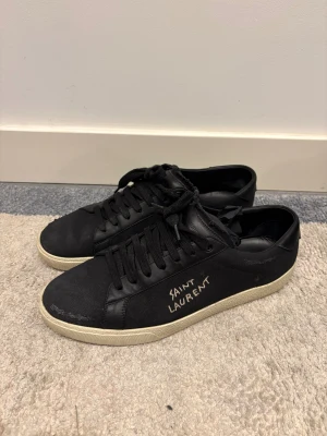 Saint Laurent skor - Saint Laurent skor köpte av trendsellers. Väldigt bra skick har endast en skada vid skorsnöret som knappt syns.