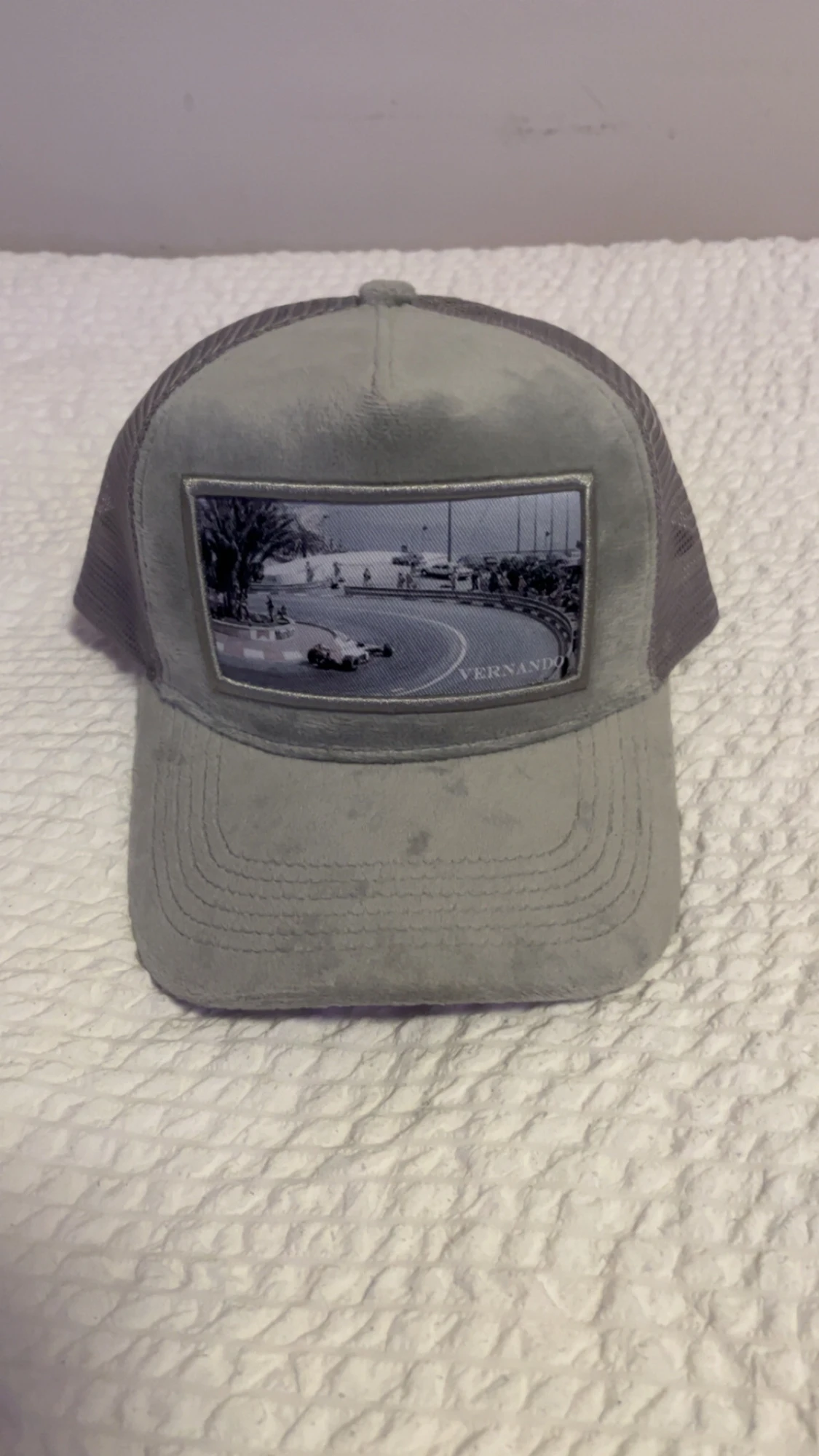 Grå truckerkeps med racingmotiv