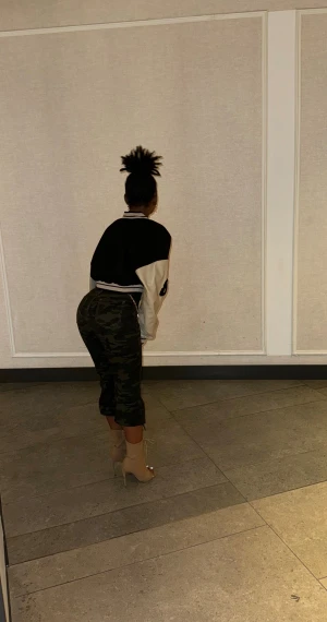 Camouflage bootcut byxor med hög midja - Säljer ett par snygga camouflage-mönstrade byxor med bootcut och hög midja. Byxorna har klassiska fickor både fram och bak, och är gjorda i ett mjukt bomullsmaterial med lite stretch. Perfekt för dig som vill sticka ut med en cool streetstil.