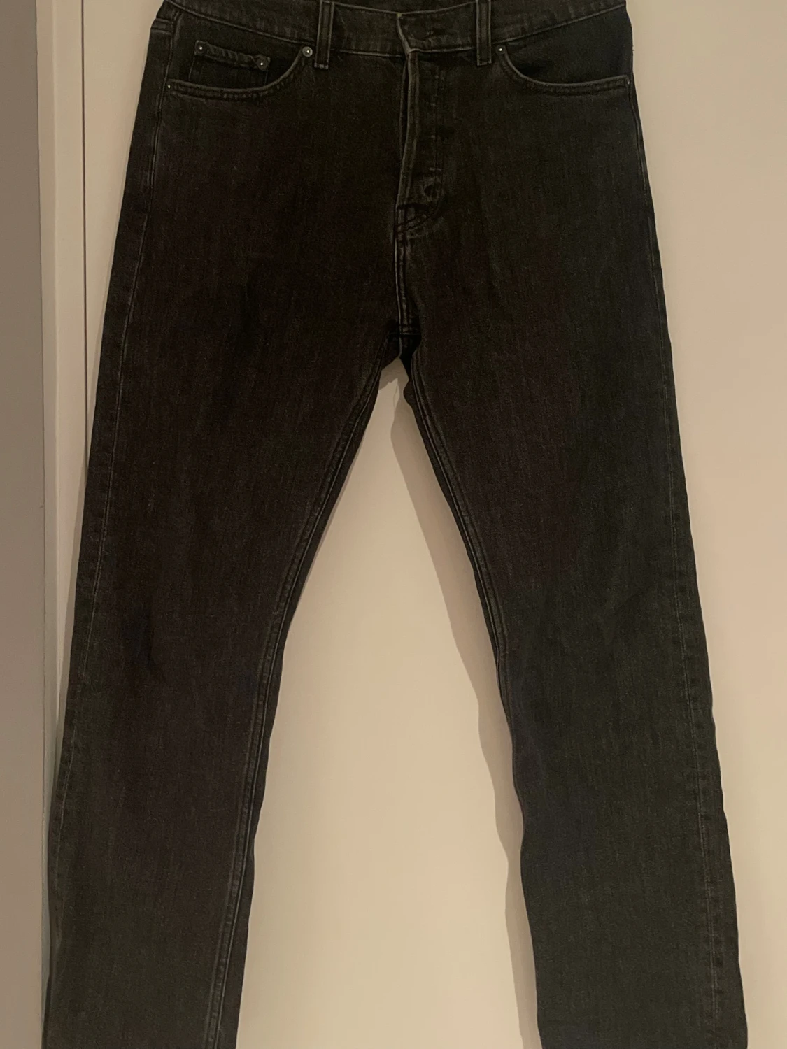 Svarta raka jeans från Weekday